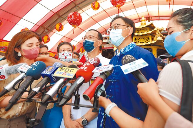 国民党主席朱立伦（中）对林智坚因「论文门」退选，称这次是台湾人民的胜利。而郑运鹏背叛台大，应该要道歉。（罗浚滨摄）