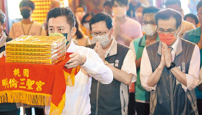 前新竹市長林智堅（左）宣布退選桃園市長後仍持續跑選舉行程，挺堅沒抄襲的鄭運鵬（右）接棒參選後隨行在側，與桃園市長鄭文燦（中）前往桃園市明倫三聖宮參拜。（范揚光攝）