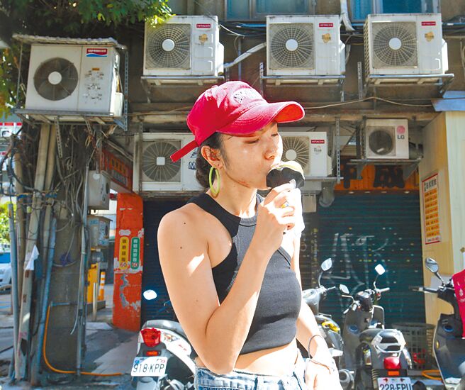 下个月电价又要讨论是否调整，中油恐受衝击，9月电业天然气价预估会再遭冻涨。中油表示，如果不能继续反映售价，全年油气吸收金额超过2000亿，恐赔掉一个半资本额。图为民眾穿着背心吃着霜淇淋经过挂满冷气室外机的街头。（本报资料照片）