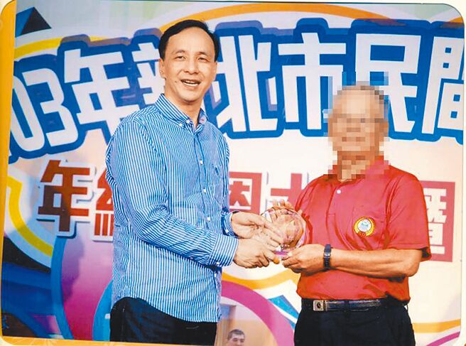 許男在水上救生協會擔任考試官、理事多年，2014年曾接受新北市民間救難團體年終績優幹部表揚。（翻攝照片／林郁平台北傳真）