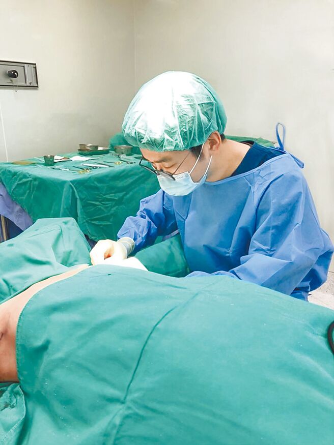 整形外科医师洪章桂进行微创狐臭手术治疗，将造成狐臭的顶浆腺刮除。（洪章桂提供）