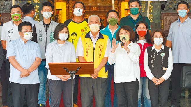 蔡英文总统（前排左二）13日南下嘉义市为大天宫「神农圣帝─九龙銮轿」主典揭彩，而李俊俋（前排左一）获民进党徵召选嘉义市长后，昨与对手嘉义市长黄敏惠（前排右二）首度同框参香，并传出主办单位原本没安排黄敏惠致词，在蔡英文要求下，黄才有机会讲话。（读者提供／吕妍庭嘉义传真）