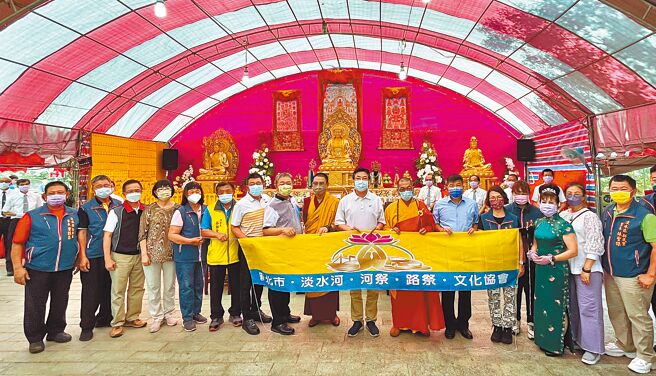 新北市淡水河河祭路祭荐拔祈福大法会遵循传统，举办特殊的龙王供养、送法船仪式，为民祈福。（蔡雯如摄）