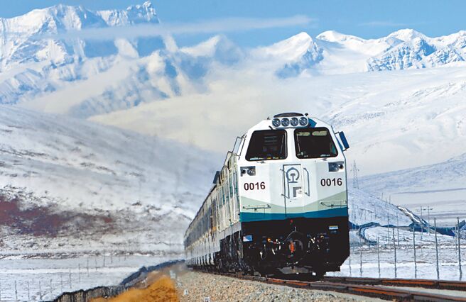 中国与尼泊尔将修建跨喜马拉雅山的中尼铁路，该铁路将从青藏铁路向西南延伸。图为青藏铁路。（新华社）