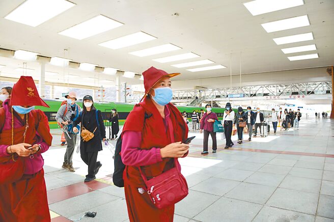 西藏近日打破920天无疫情纪录，首府拉萨、日喀则市、阿里地区也出现疫情。图为11日旅客在铁路拉萨站出站（中新社）