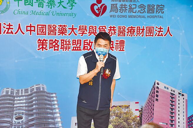 苗栗县长参选人锺东锦参加头份为恭医院与台中中国医药大学策略结盟仪式，关心苗栗未来医疗资源提升。（本报资料照片）