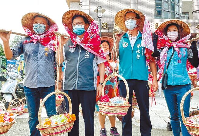 「2022八德HAKKA采风趣／义民节挑担文化祭」13日登场，市长郑文灿与现场民眾一同挑担踩街。（陈梦茹摄）