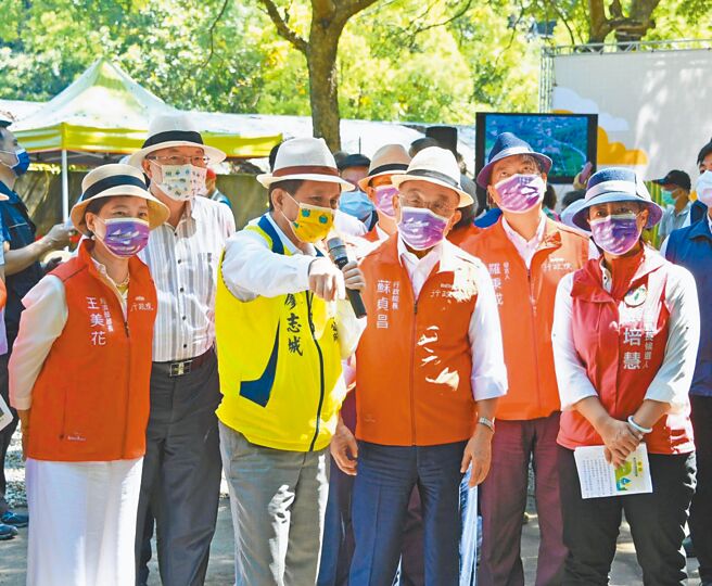 行政院长苏贞昌（前右2）13日至南投县视察「埔里水源地儿童共融公园预定地」要自来水公司负责兴建、文化部全额补助，打造亲水公园。（行政院提供／张妍溱南投传真）