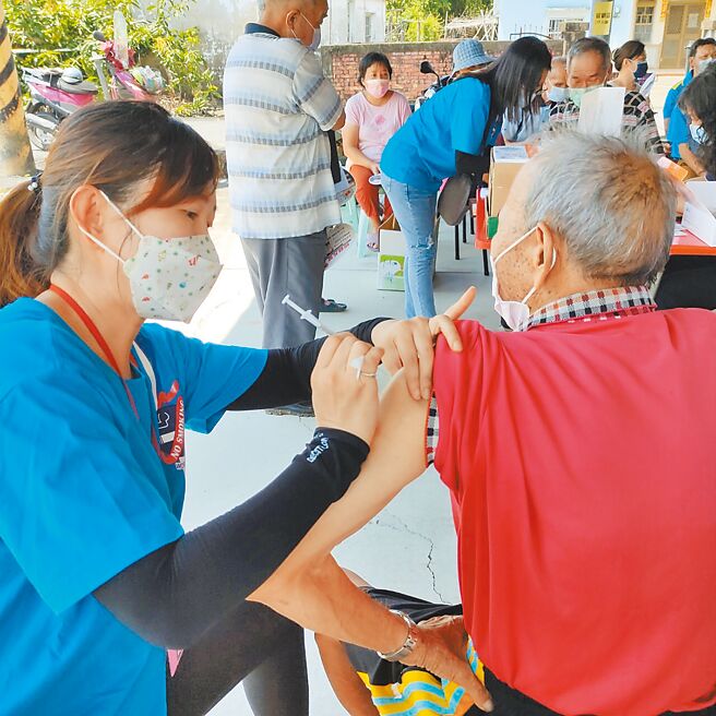 因應BA.5疫情即將來襲，台南市衛生局近日在偏鄉為長者施打疫苗，提高長者疫苗涵蓋率。（台南市衛生局提供／曹婷婷台南傳真）