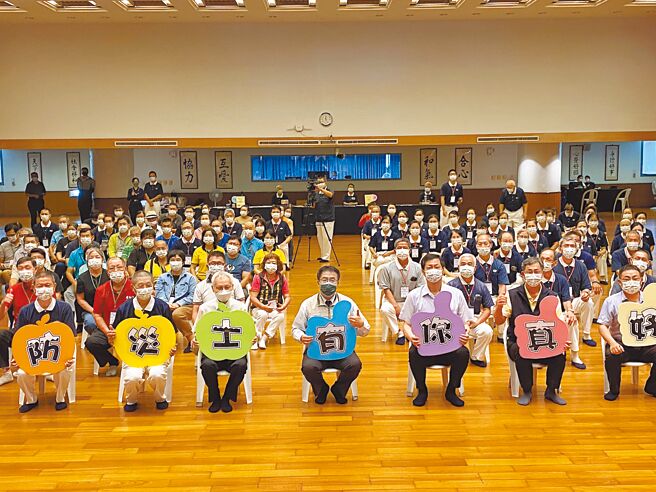 台南市政府12日与佛教慈济慈善事业基金会、财团法人成大研究发展基金会合作，举办为期2天的防灾士培训课程。（曹婷婷摄）