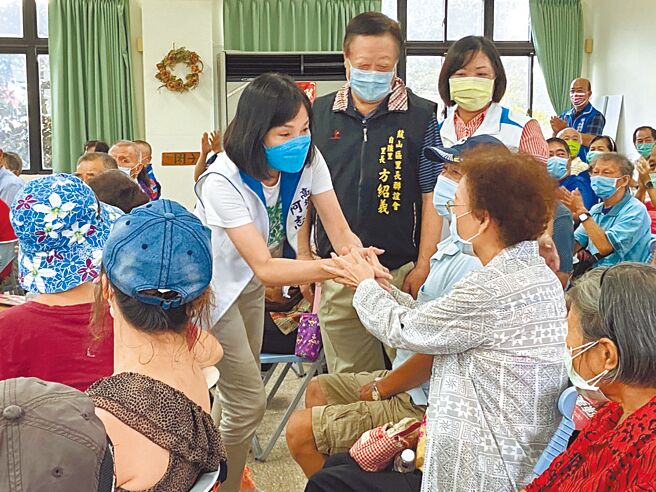 2022大选步步逼近，行程满满的国民党高雄市长参选人柯志恩（中），13日下午到鼓山区提名同志介绍会，柯志恩一到现场，全场嗨喊「冻蒜！」（杨舒婷摄）