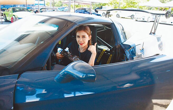 素有「赛车界昆凌」之称的Abby，是台东公益飘移表演赛的「娇」点。（庄哲权摄）