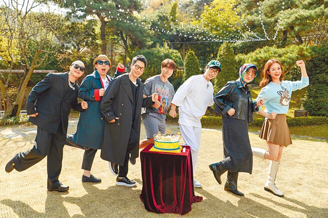 《Running Man》欢祝600集，成员感谢一路支持的观眾，左起为哈哈、梁世灿、池锡辰、金锺国、刘在锡、宋智孝、全昭旻。（中天综合台提供）