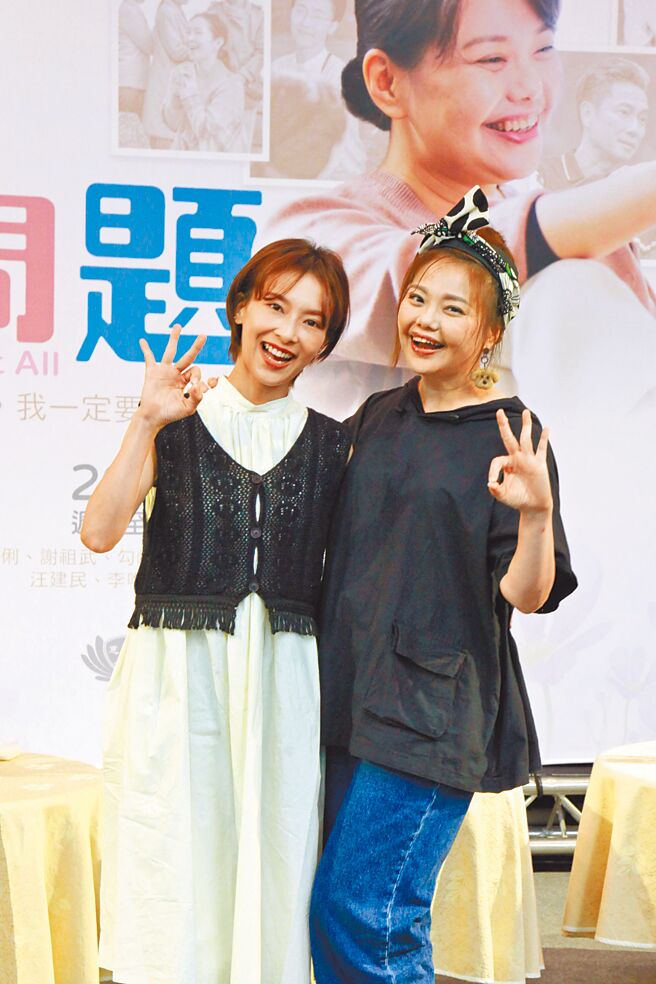 李玮薇（左）和林嘉俐昨出席戏剧宣传。（大爱提供）