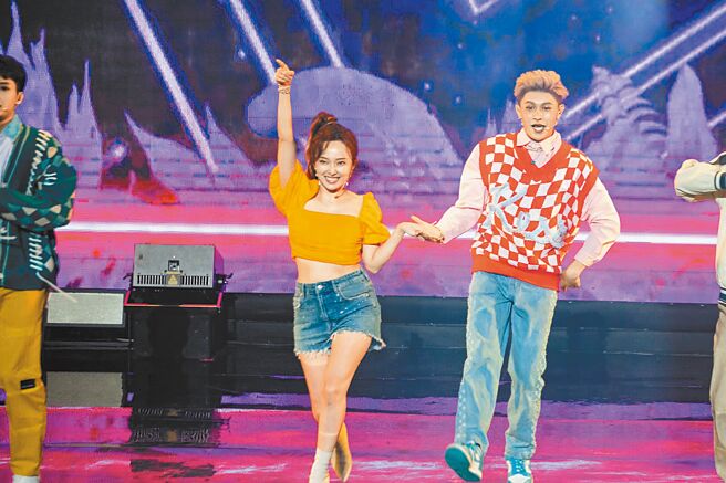 爱纱（左）昨一身热裤辣妹装扮，与金星热力唱跳。（读者提供）