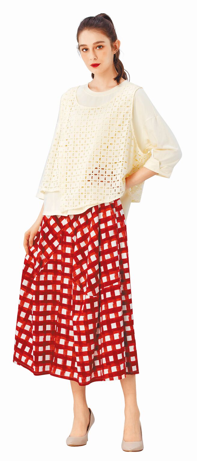 SOGO復興館MOSS CLUB淺黃上衣特價990元、紅色格子裙特價990元。（SOGO提供）