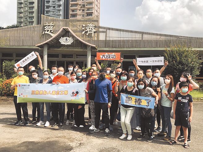 三商美邦台北区部副总陈彦彰（前排左四）前往慈济内湖环保站，与同仁们一起担任环保志工。（三商美邦人寿提供）