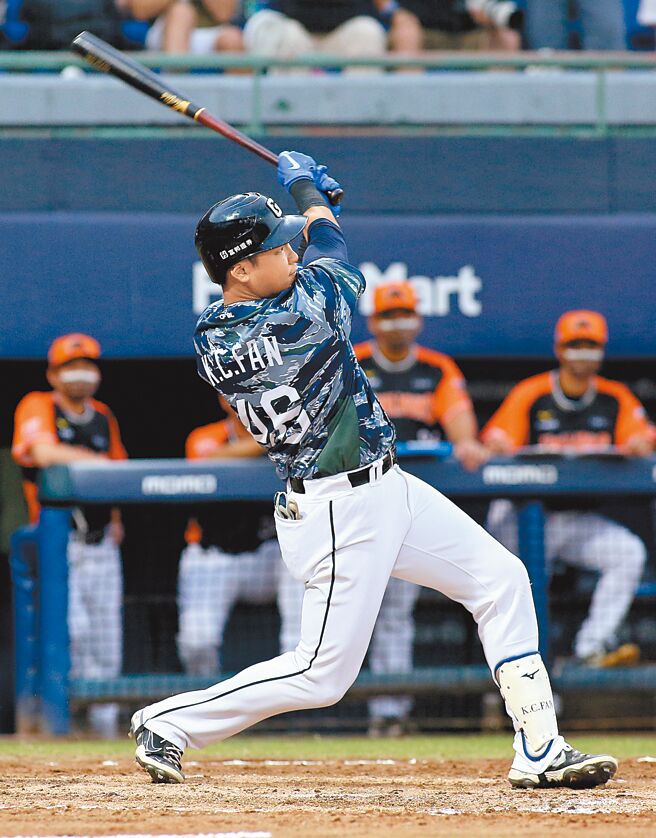 富邦悍将范国宸3局下轰出3分打点全垒打。（张铠乙摄）