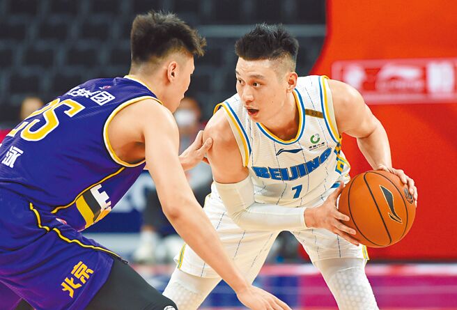 陆媒披露林书豪（右）已返陆隔离，可望加盟CBA球队。（新华社）