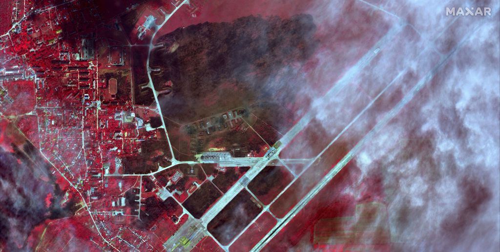 萨基空军基地Saky airbase9日传出连环爆，图为红外线卫星空拍照。图/路透社(photo:ChinaTimes)