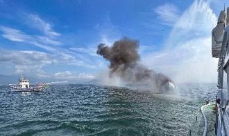 影》日觀光船遭大火吞噬濃煙竄天 16人急跳海獲救畫面曝