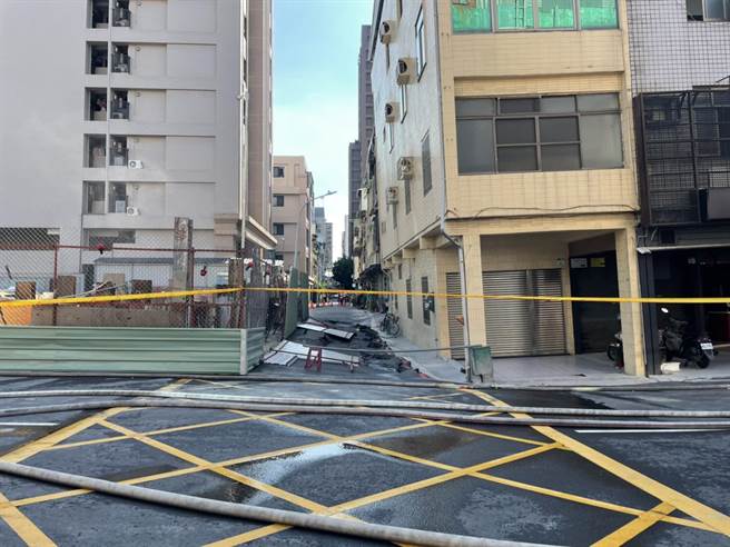 高市前金区一处新建建筑工程于14日发生道路塌陷，同年3月就已发生过同样情形，没想到此次復工后又再度酿祸，更波及周遭民宅，此次共有7户建筑成危楼。（洪靖宜摄）