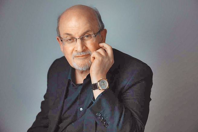 鲁西迪（见图）目前病情好转，现在已可说话。（摘自鲁西迪推特）。