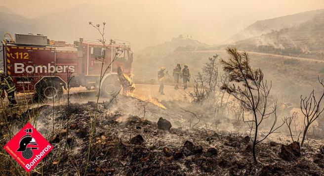 野火肆虐西班牙北部  數百消防員出動滅火。(圖/路透)