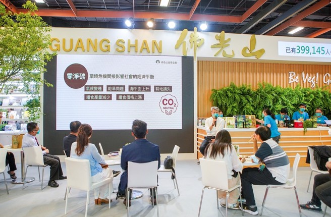 佛光山专区「永续之树」舞台，下午安排4场主题演讲活动，吸引许多关心环保与爱好蔬食者驻足聆听。图／佛光山提供