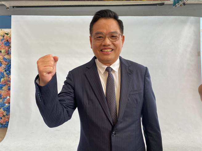 國民黨新竹市長參選人林耕仁15日上午端出教育政策，針對新竹家長最關心的教育問題提出「教育新竹7主軸」。（陳育賢攝）