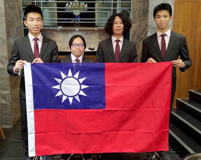 我国在今年国际资讯奥林匹亚竞赛中获得2金2银，左起竹科实中刘恩溢、师大附中侯欣纬、建中刘澈、建中赖昭勋。（教育部提供／林志成台北传真）
