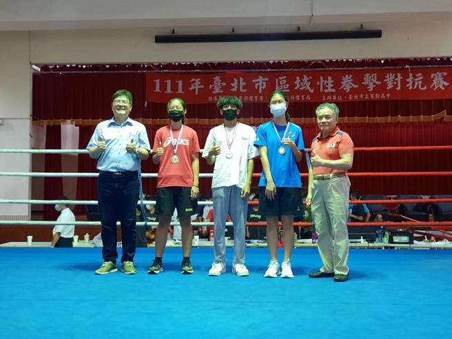 后疫情缓和，郭枝来理事长（右一）推动台北区域性拳击对抗赛。左为中华民国职业拳击协会顾问陈耀宽教授。(照片/陈耀宽提供)