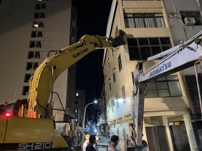高雄市前金区一处工地14日再度塌陷，造成周围7栋透天厝倾斜，工务局调度怪手支撑已倾斜的房屋。（高市工务局提供／杨舒婷高雄传真）