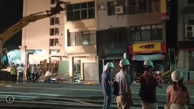 高雄市前金区一处工地14日再度塌陷，造成周围7栋透天厝倾斜，工务局调度怪手支撑已倾斜的房屋。（民眾提供）