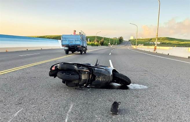 由方姓女子所驾驶的普通重型机车，在永安桥上因不明原因擦撞路边护栏，方姓女驾驶颅骨骨折、身体多处挫伤，送至三总澎湖分院急救后宣布死亡。（白沙分局提供）