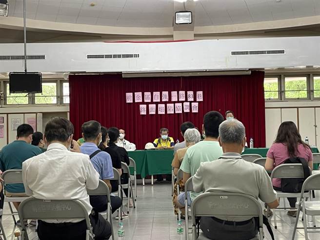 高雄市前金區自強、七賢路口建商工地疑似施工不慎導致鄰宅遭判定危樓待拆。工務局15日一早與受災戶協調，要求建案起造人負起賠償責任，後續須經三大公會監督後才能再度復工。（高市工務局提供／袁庭堯高雄傳真）