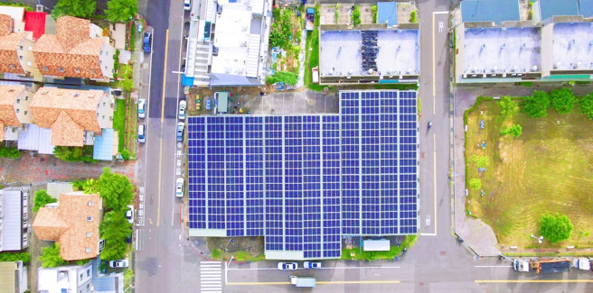 台南公營停車場加蓋設太陽能板，既充份利用太陽光電，又保護民眾車輛，或民眾讚賞。(翻攝黃偉哲臉書)
