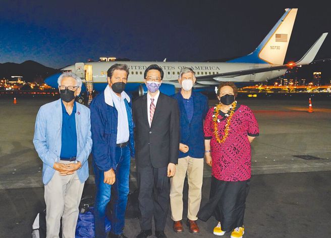 美国国会访问团14日搭专机抵台，由外交部北美司长徐佑典（中）接机。（外交部提供）