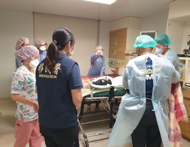 移民署与嘉义市嘉邑行善团携手协助因病昏迷失去意识之越南籍移工阿松返国，并派员至医院协助处理出院手续。(移民署嘉义市服务站提供)