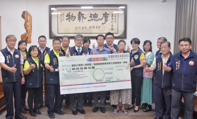 嘉义市嘉邑行善团理事长徐文志暨理、监事共同致赠25万元旅费，由阿松哥哥代表受赠。(移民署嘉义市服务站提供)