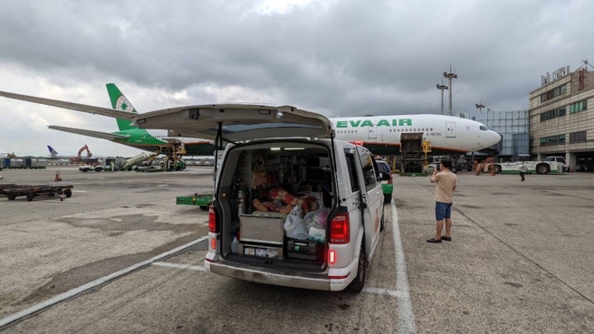 移民署与嘉义市嘉邑行善团携手协助阿松搭乘救护车至桃园机场搭机返回越南与家人团聚。(移民署嘉义市服务站提供)