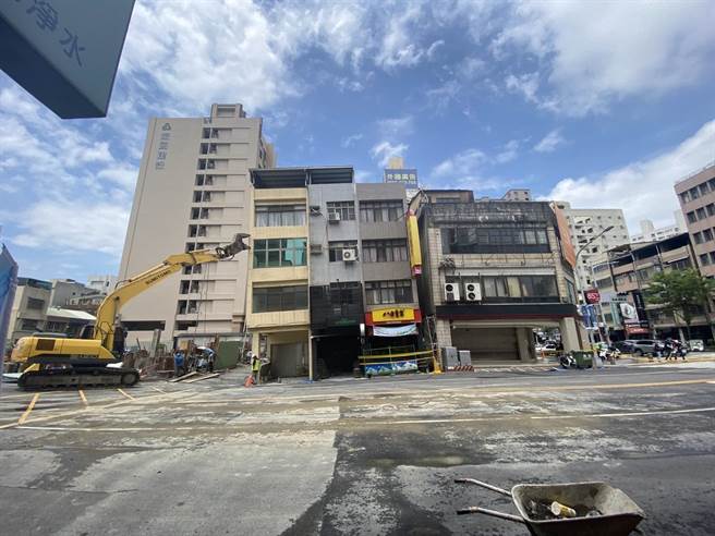 15日上午事故现场依然危险，靠着怪手单臂支撑倾斜的住宅，场面相当惊悚。（杨舒婷摄）