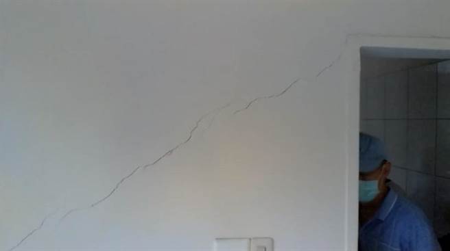 受灾户陈先生家中墙壁出现多道裂缝。（民眾提供／杨舒婷高雄传真）