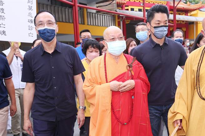 国民党主席朱立伦(左)、国民党台北市长参选人蒋万安(右)15日前往临济护国禅寺参加祈福法会，为染疫往生民眾祈福。(黄世麒摄)