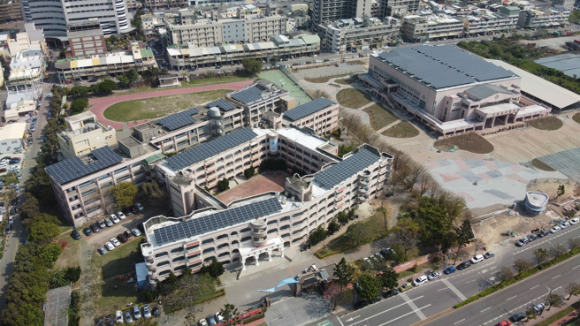 台中市校园至今年6月底，八成以上学校屋顶「种电」，种电总容量居全国第二。图为梧栖区中港高中校园屋顶「种电」。(图/台中市政府提供)