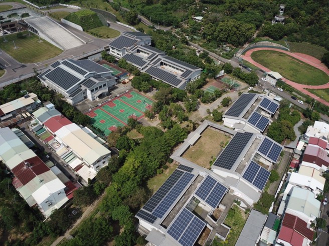 台中市目前校园种电每年可减少4万8,000吨二氧化碳排放量，相当于种400万棵树，碳吸收量等于333座中央公园，图为太平国中。(图/台中市政府提供)