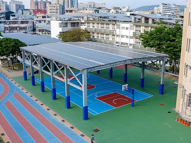 台中市教育局积极推动建置光电球场，由厂商出资在既有户外篮球场加盖太阳能板，夏天遮阳、雨天遮雨，达到厂商、学校与环境绿能三赢，图为丰原区丰田国小光电球场。(图/台中市政府提供)