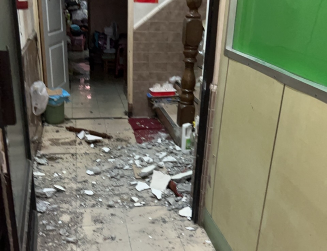 高雄市前金区一处工地14日下午塌陷，导致周边的7栋民宅倾斜，民宅内部成断垣残壁，满地瓦砾。 （民眾提供／杨舒婷高雄传真）