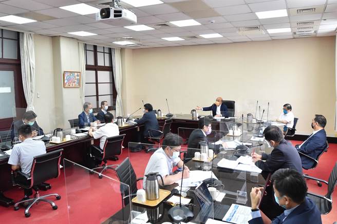 行政院长苏贞昌今（15日）上午8时召开扩大防疫会议。（行政院提供）