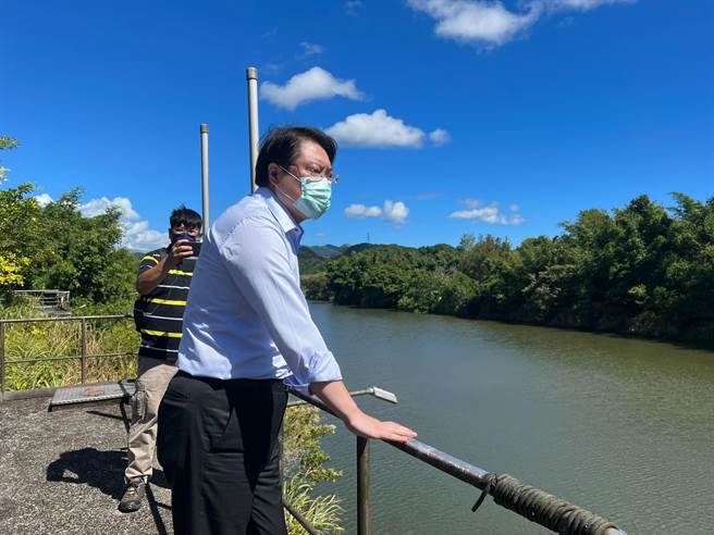 基隆市长林右昌今日亲自到新北贡寮坝视察。（陈彩玲摄）